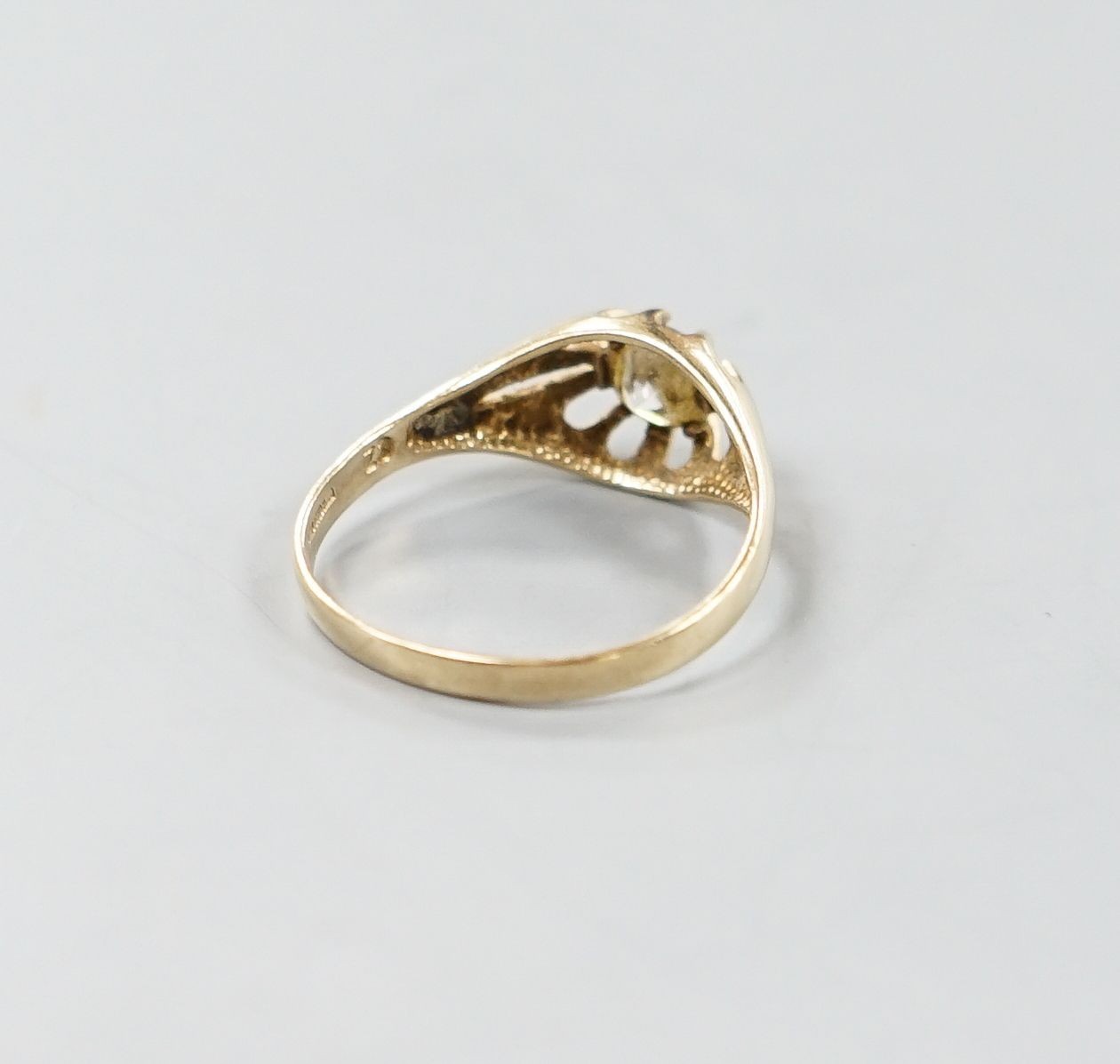 A modern 9ct gold and claw set cubic zirconia set ring, size V, gross weight 2.3 grams.